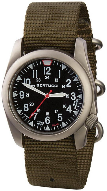 BERTUCCI 44mm 티타늄 필드 시계 - A-4TS 슈퍼 양키 솔라 블랙 다이얼 디펜더 올리브 나일론 밴드 13906