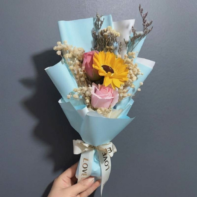 粉色玫瑰與滿天星乾燥花束, (30cm)三朵玫瑰向日葵香皂花束(搭滿天星)藍色包裝, 1件