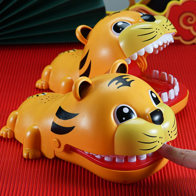 악어 이빨 누르는 악어 손가락 깨물기 상어 누르기, 보여진 바와 같이, 1개