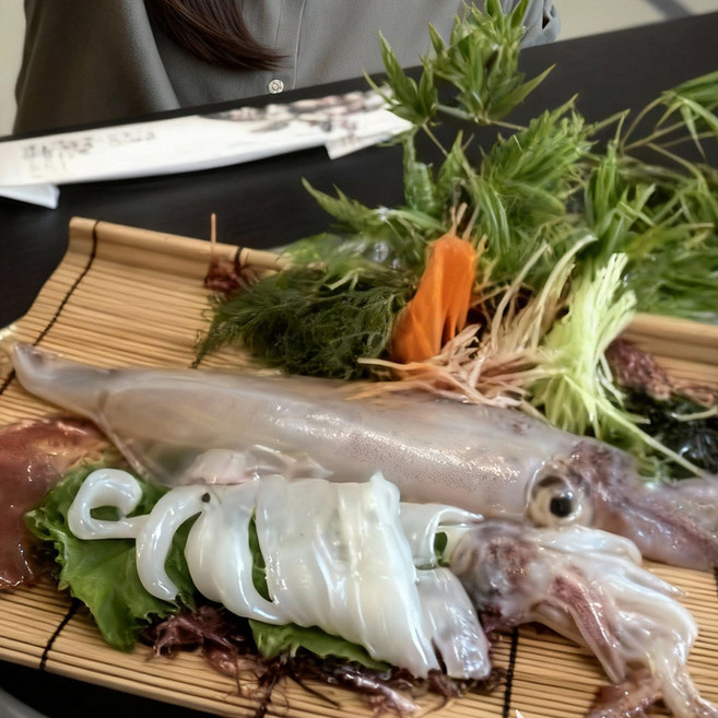 당일조업 동해안 산 오징어회 횟감 생물 활오징어 손질 오징어 초장 야채 포함, 1개, 손질 활 오징어회 250g x 4 (야채+초장 증정)