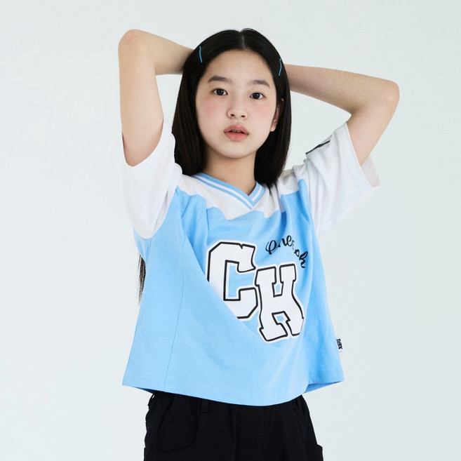 더데이걸 여아 브이넥 스포티 크롭티셔츠 TGRA24305