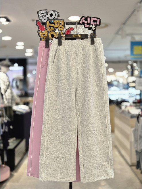 신디키즈 동아쇼핑점 여아"꾸안꾸 데일리 스타일@2025년~가을신상@큐티한스타일 편한스타일 캐주얼룩"CR말랑 셋업 와이드 팬츠#코디컷 맨투맨 티셔츠랑 구매해서 입으면 멋진 셋업##