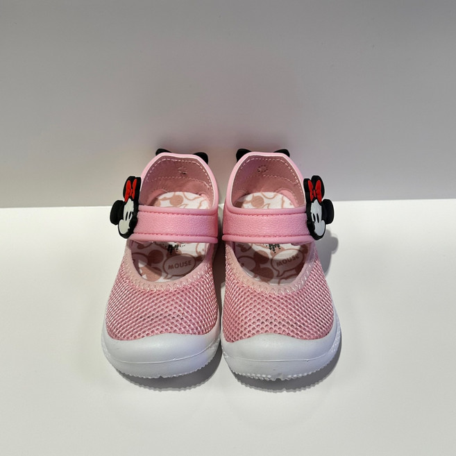 디즈니베이비 야탑NC점 가볍고 편한 물놀이 가능한 메쉬 아기 여름 샌들입니다~~ 끈부분도 방수 되는 말랑말랑 실리콘 소재에요! 바닥은 미끄럼 방지 되어있어요~