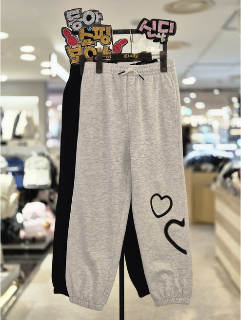 신디키즈 동아쇼핑점 여아"꾸안꾸 데일리 스타일@2026년~봄신상@큐티한스타일 편한스타일 캐주얼룩"어떤 티셔츠랑도 코디 가능한 쯔리 하트브러쉬 조거팬츠@초등 여아 아동 바지 하의@