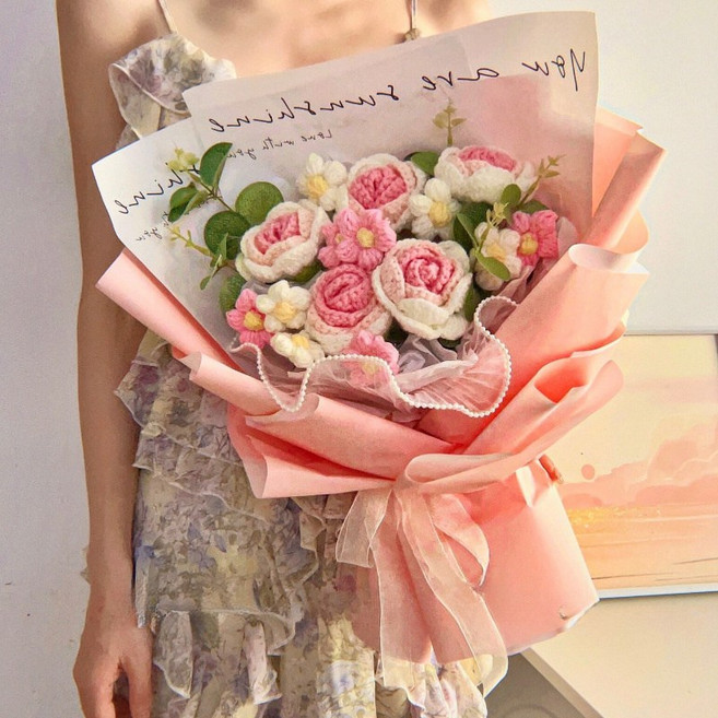 針織毛線花束成品手工玫瑰泡芙編織仿真永生花母親節生日禮物, 玫瑰5朵粉色毛線花束成品:配手提袋賀卡