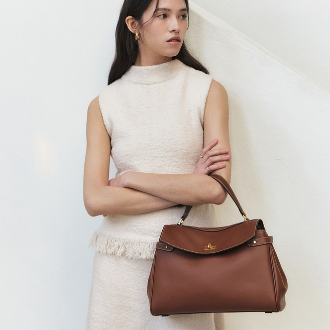 [국내백화점] 헤지스 브라운 단색 베지터블 소가죽 사첼백 HIBA5F168W2