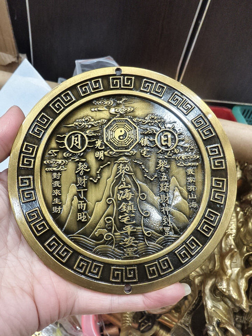 純銅山海鎮 直徑12釐米 重約300克, 如圖所示