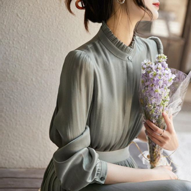 뉴욕멋쟁이 디엘라 프릴넥 실크블라우스