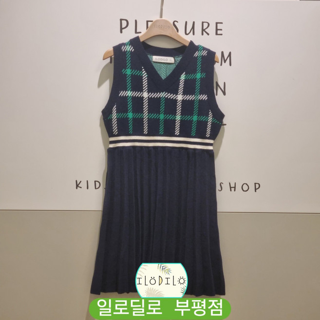 일로딜로 부평점 체크 패턴과 플리츠 디테일로 편안함과 러블리함을 더한 여아 말랑 니트 플리츠 원피스