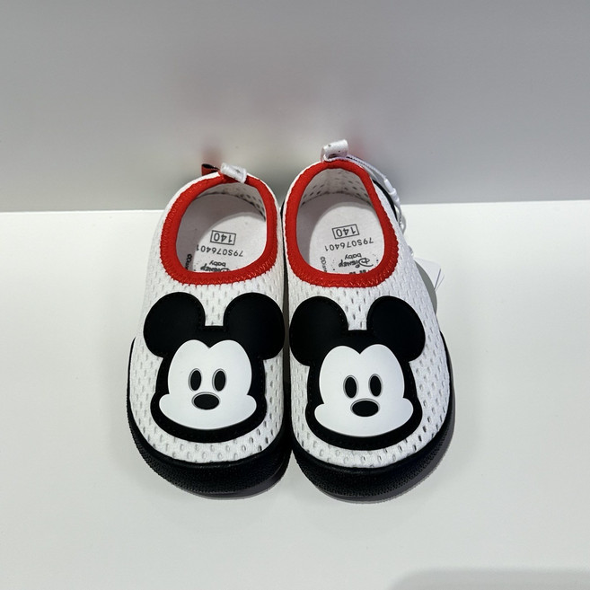 디즈니베이비 야탑NC점 가볍고 말랑말랑~ 해서 편안한 아기 메쉬 아쿠아슈즈 입니다~ 미끄럼 방지 좋아요