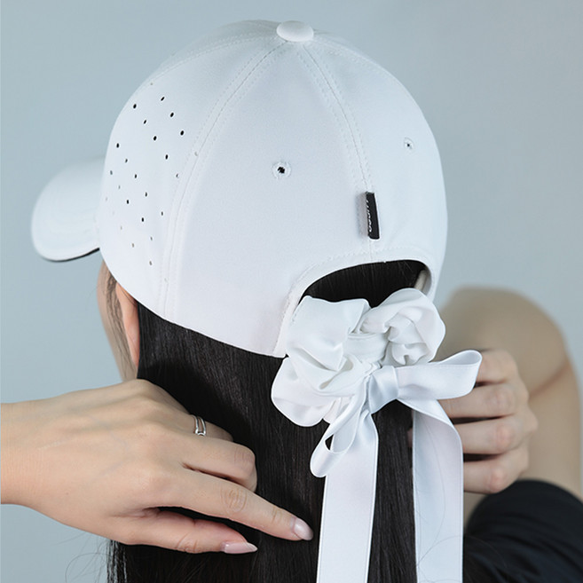 루페오 여성 리본 곱창 머리끈 헤어 슈슈 밴드 탈부착 우먼스 타공 샌드 스트레치 캡 골프 자수 로고 볼캡 모자, 화이트