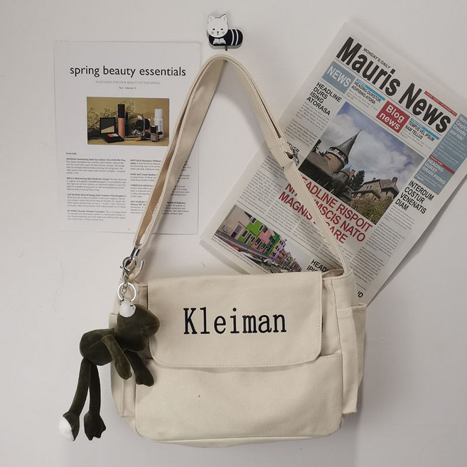 Kleiman 帆布斜跨包，韓系潮流學生單肩包, 白色送青蛙掛件
