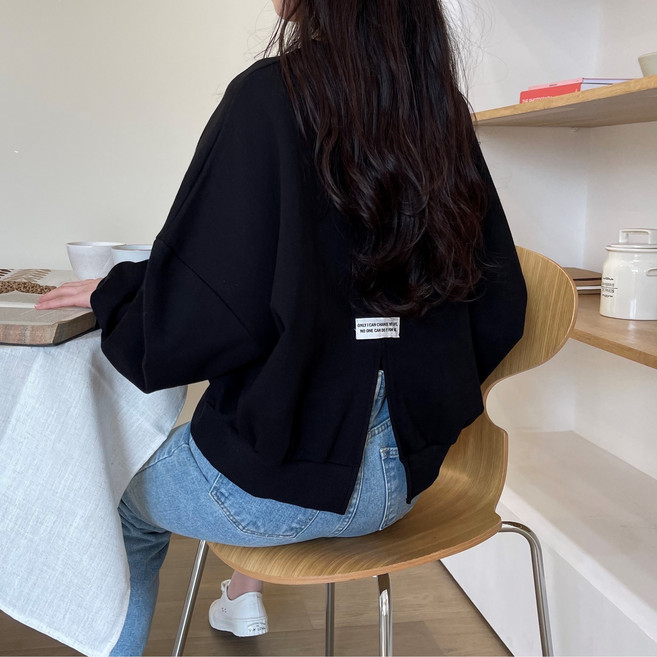 [제이앤로제/단독진행] 조이 뒷 트임 맨투맨 (봄 가을 루즈핏 오버핏 박시 세미 반 크롭 숏 라운드 넥 뒤 슬릿 라벨 패치 언발 란스 언밸런스 티 셔츠 빅사이즈)