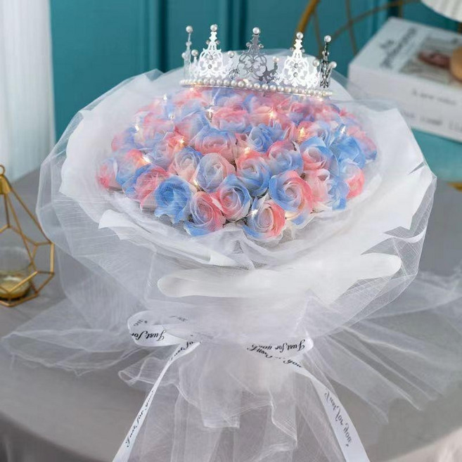 FLOWERS STUDIO 皇冠香皂玫瑰花束 33朵 附燈串 畢業情人節禮物, 1個, 33朵粉雪山 皇冠+燈串