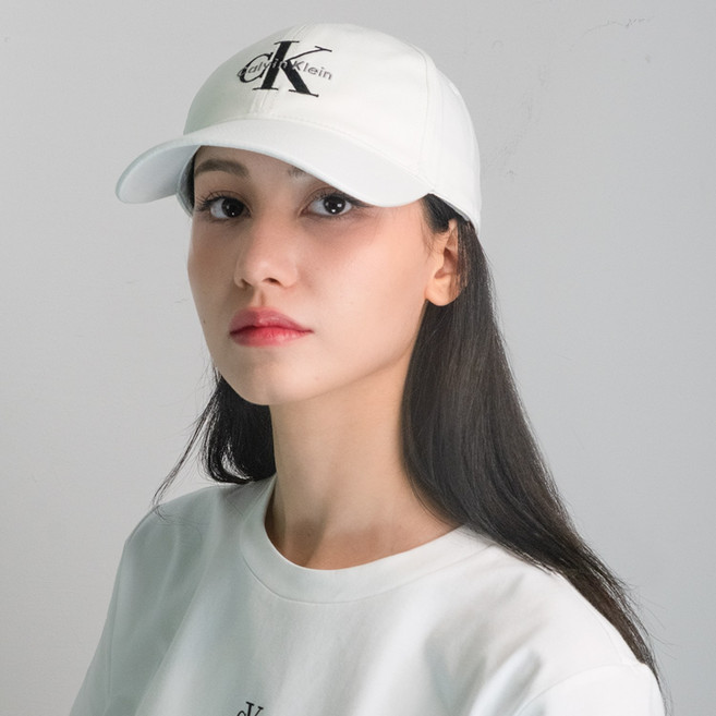 CK 캘빈클라인 남녀공용 시그니처 모노그램 자수 로고 볼캡 모자