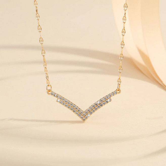 NXNA 14K 도금 골드 여성 V 라인 패션 큐빅 체인 캐릭터 목걸이 CS-XL020