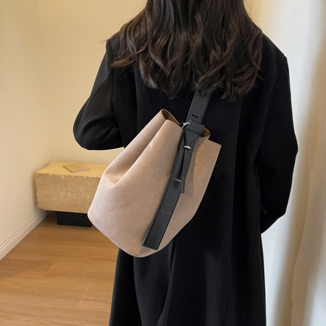 HVNLY 여성 끈조절 숄더 크로스 겸용 스웨이드 버킷백