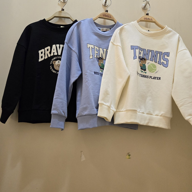 부산대NC 오후 귀엽게 코디할 수 있는 깔끔한 베어 그래픽 스웻셔츠 OHMA25101