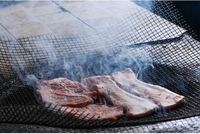 국내산군산1등 양념갈비 오돌뼈 삼겹살 밀키트 캠핑 숯불연탄구이 술안주 완제품[돼지코푸드] 원산지:국내, 200g, 1개, 완조리 양념갈비1~2인분(찍먹소스포함)