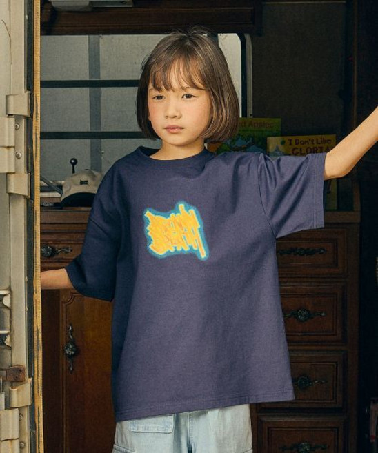 브라운브레스 KIDS brownbreathkids KIDS NEON TAG TEE - NAVY