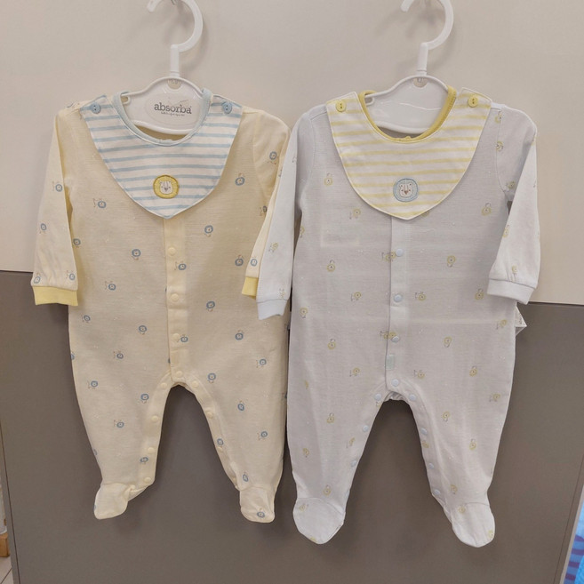 압소바 탈부착 가능한 턱받이가 있어 활용성이 높은 봄 가을 유아 우주복