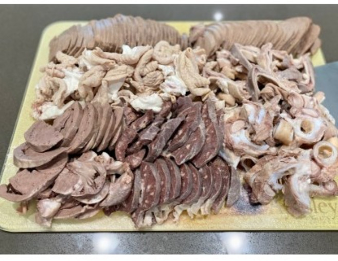 도래창 포함 돼지 부속 내장 모듬 세트 부속물 부산물 고기 오소리감투 허파 염통 간 특수부위 오소리 뒷고기 울대 곱창 피순대 병천 막창 암뽕 순대 김치 야채 순대, 2kg, 1개