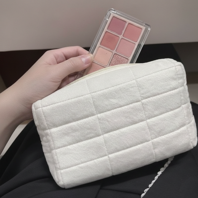 유즈데이 수납 공간 여유로운 데일리 파우치