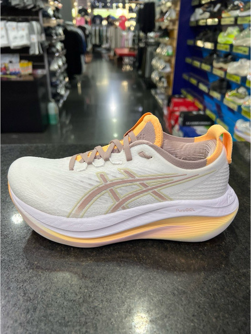 亞瑟士 ASICS GEL-NIMBUS 27 女款 正常楦 緩衝型 慢跑鞋 1012B753-103 白粉橘