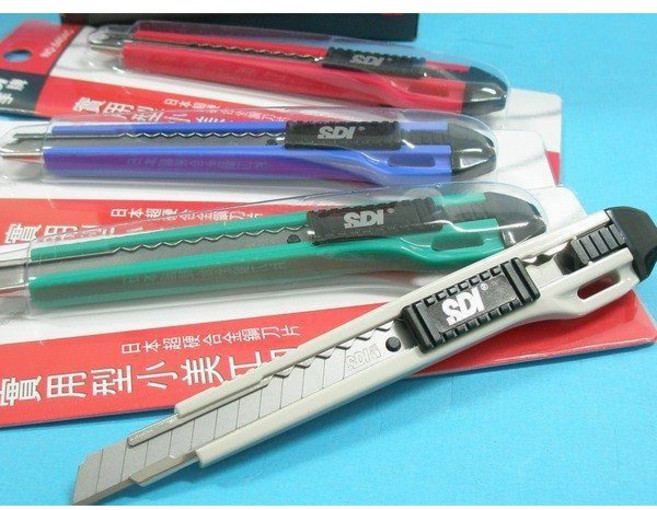 SDI 手牌 0404C 實用型 小美工刀 (內附 2片刀片), 紅色、藍色、綠色、灰色, 1盒