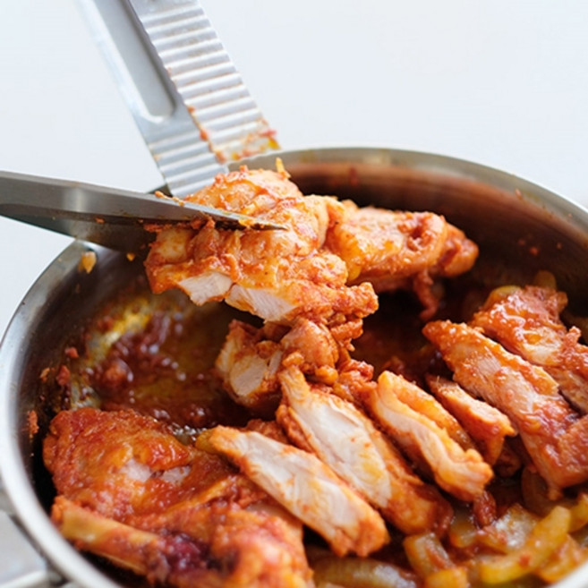 추억의 춘천 숯불 닭갈비 국내산 닭다리살 매운맛 순한맛 치즈떡, 매콤닭갈비1kg / 매운맛, 1kg, 1개