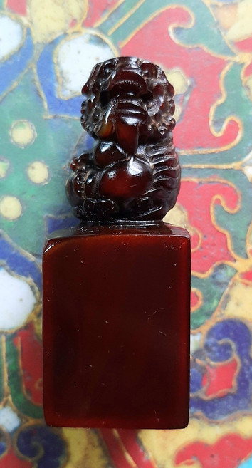 精雕瑞獸印章 手工篆刻姓名章 收藏藝術印章 提升作品質感與專業度, 收藏品~老牛角/獅子戲球毫雕 印材 高66.9mm底部25.4mm*25.2mm負責人印章, 1個