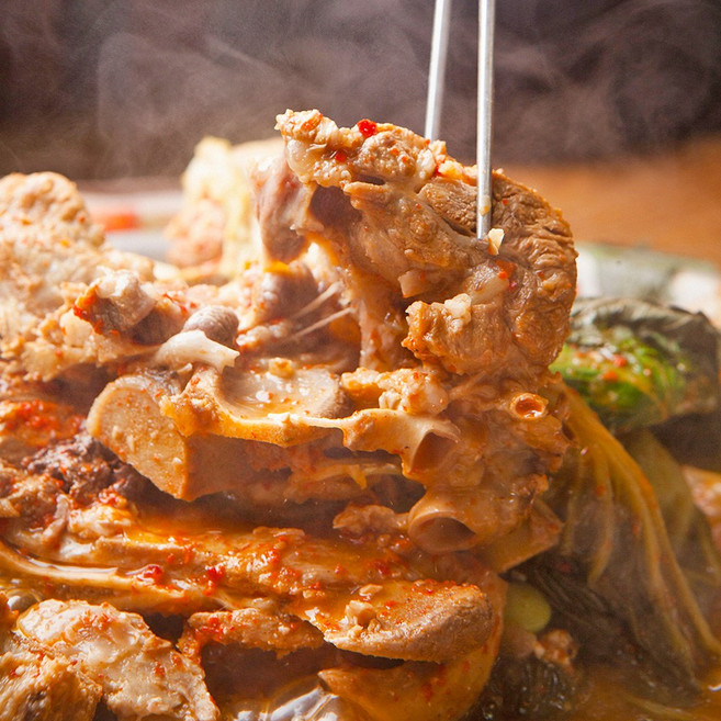 통뼈를 전통 방식으로 푹 끓여낸 깊고 진한 국물 맛 우거지 뼈해장국 우거지 뼈 해장국, 1개, 1kg