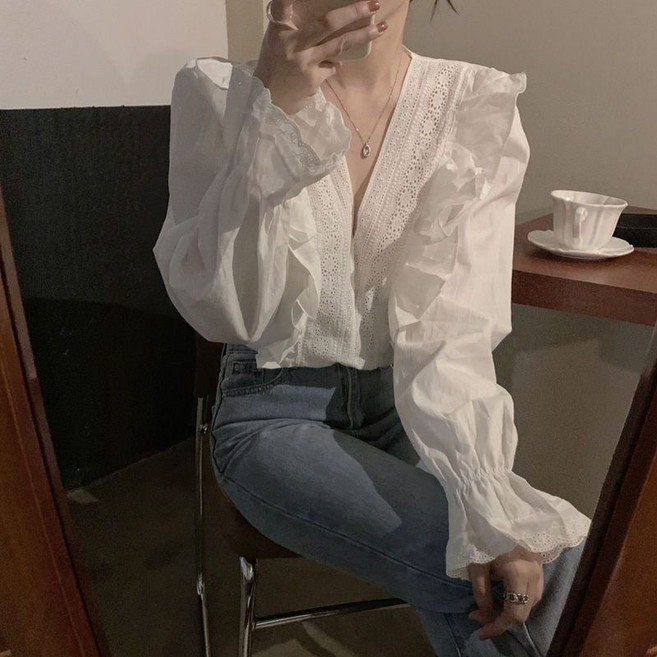 쁘띠꼬모 여성 브이넥 레이스 아일렛 펀칭 프릴 셔링소매 밴딩커프스 여리여리핏 블라우스 GX561111
