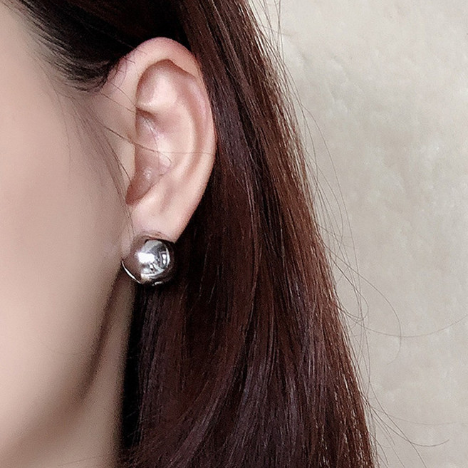 볼륨 볼드 하이그로시 고광택 유광 볼귀걸이 원터치 라운링 데일리 이어링