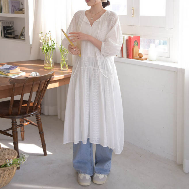 데일리앤 샤이 아일렛 자수 레이스 코튼 7부 퍼프 소매 셔링 브이넥 봄 여름 롱 원피스 휴양지