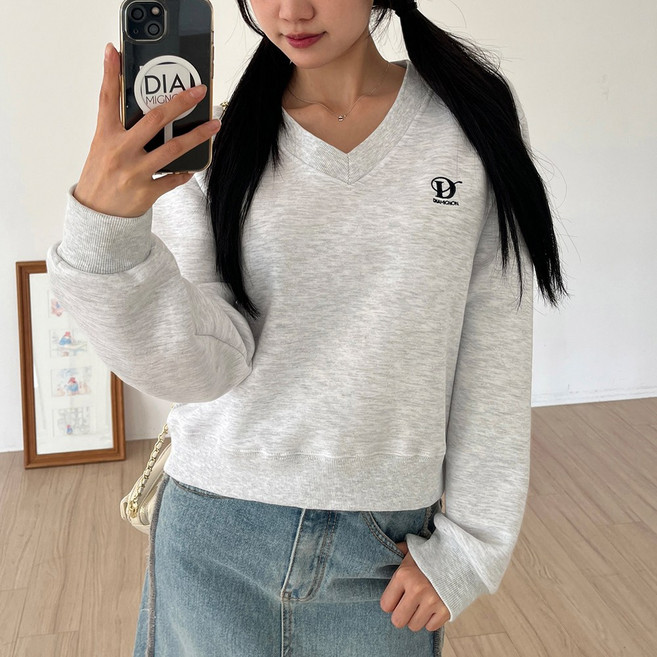 [디아미뇽] 푸리움 기모 자수 브이넥 긴팔 맨투맨