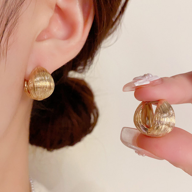 여성용 메탈 텍스처 볼 14K골드 도금 귀걸이