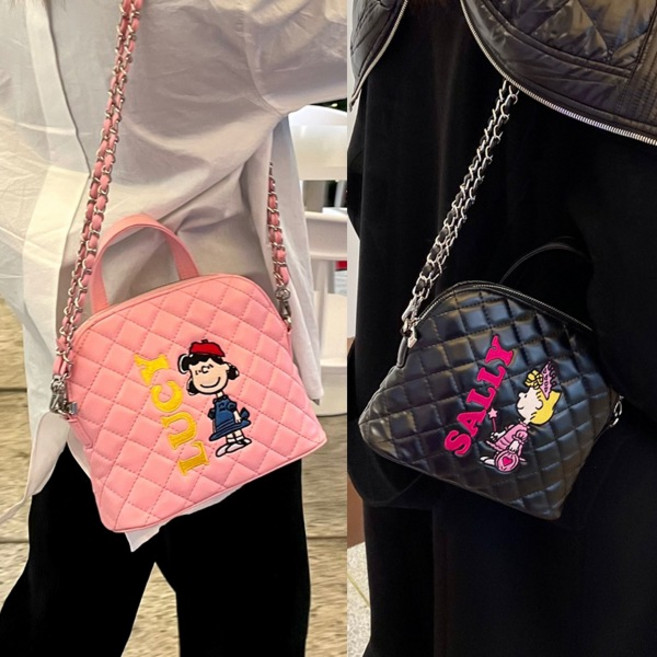 피너츠누빔 체인백)체인끈가방 숄더백 광택 합성피혁 가죽체인백 사각패턴 어깨체인끈 체인가방 광택가죽 자수 그림 스누피가방