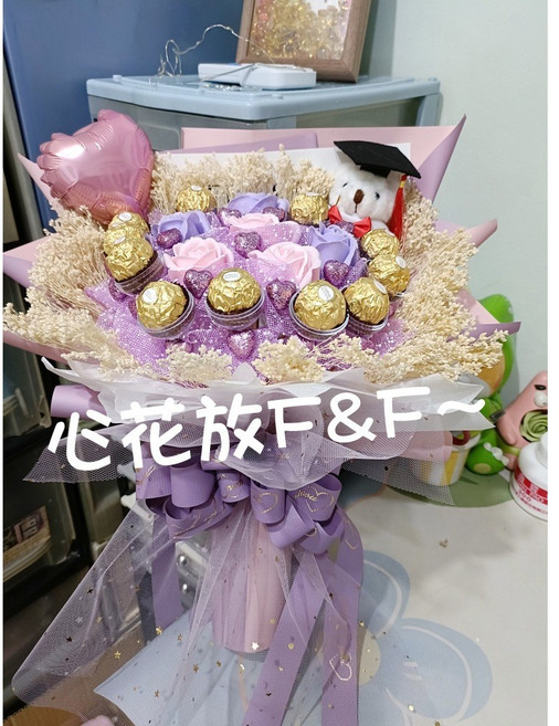 心花放K&F 金莎巧克力仿真香皂玫瑰永生滿天星小熊花束, 1個, 粉色+紫色,學士小熊