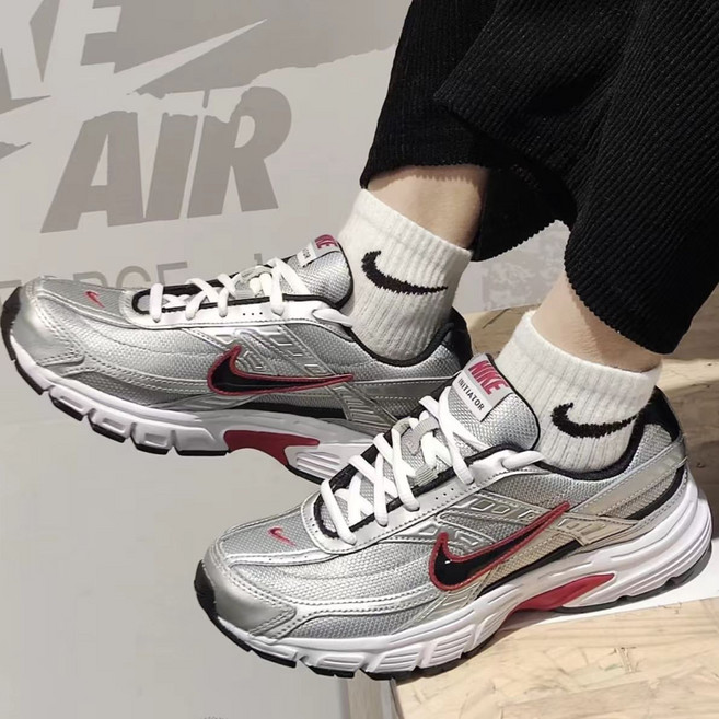 [국내 매장 정품] 나이키 남성 러닝화 이니시에이터 실버 HAERIZEN