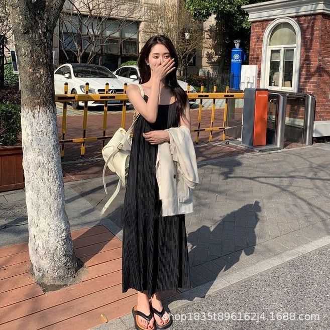 DFMEI 春夏季新款吊帶連衣裙女氣質簡約垂感修身百搭顯褶皺長裙