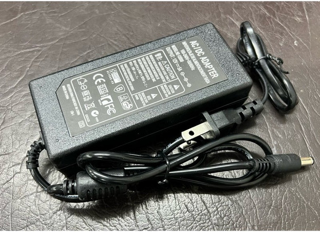 電源供應器 交流轉直流 100-240V轉12V 5A 圓形公頭5.5*2.1mm, 1個