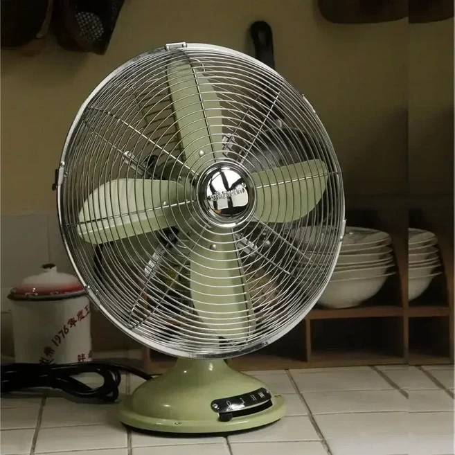 가정 또는 사무실용 진동 헤드와 3가지 팬 속도를 갖춘 220V 빈티지 구리 책상 팬 EW