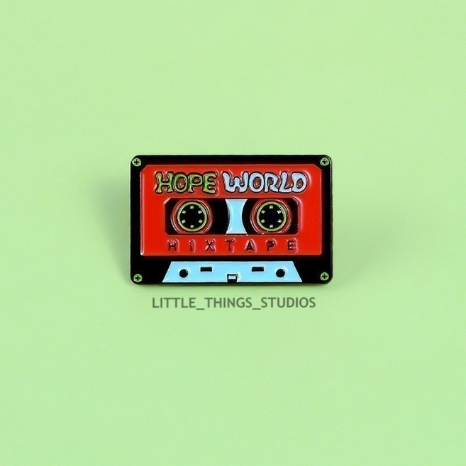 LITTLE_THINGS_STUDIOS HOPE WORLD 復古錄音帶造型徽章 金屬胸針 防彈少年團周邊包飾 1.8x2.8公分