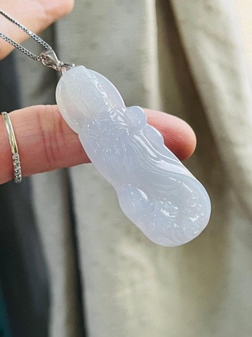 觀音翡翠玉墜 白冰如意媽祖雕件 冰潤透光澤 4.5公分, 天然A貨玉 白冰如意媽祖翡翠小佛墜 冰潤透粉粉底色 膠潤好水頭 4.5公分大小 法像清晰, 1個