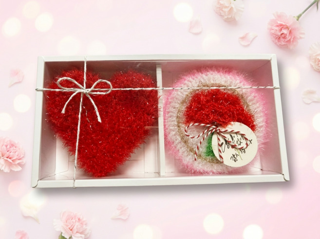 꼼지락마켓 스승의날 어버이날 선물 빨간 카네이션 하트 수세미 2P 세트 핸드메이드 선물포장, 2개, 1세트