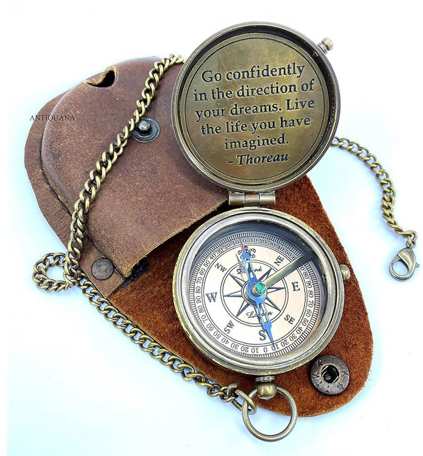 안티쿠아나 황동 나침반 독특한 프린트 가죽 케이스 앤티크 나침반과 체인이 달린 나침반을 자신 있게 인용하세요. 사랑하는 사람들의 등산객과 여행자를 위한 훌륭한 선물 아이템입니다, ANTIQUANA 황동 나침반 독특한 프린트 가죽 케이