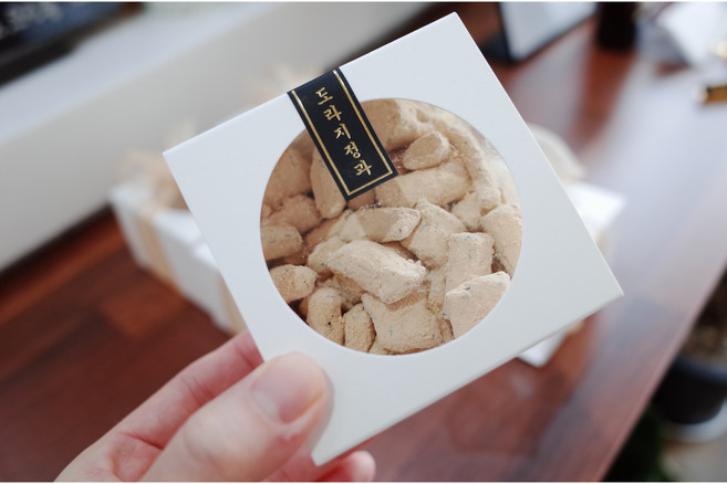 [오늘 한식디저트] 한입 콩고물 도라지정과 150g 설선물 추석선물 명절선물 어른선물 상견례선물 이바지 감사선물, 1개