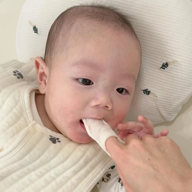 베이비소풍 밤부 거즈 손가락 칫솔 2ea / 아기 구강 청결 케어 양치 유기농 밤부, 1세트, 2개입, 거즈칫솔 - 쿠팡