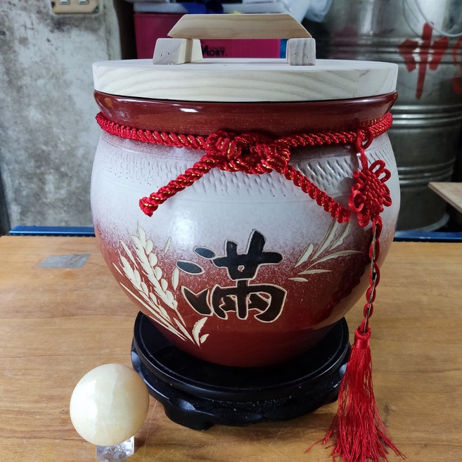 鵬宗小舖 漸紅竹/梅/稻 鶯歌製造 陶瓷米甕/米缸/米桶/聚寶盆（附贈木蓋、紅繩，五帝錢), 1個, 漸層紅稻,10斤加木質底座